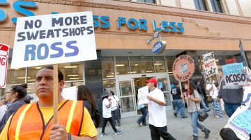 En foto de archivo de 2016, los trabajadores de la costura exigen mejores salarios a Ross.