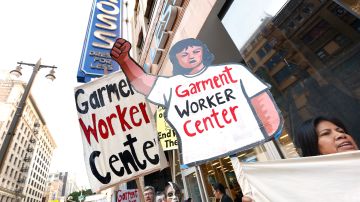 Las trabajadoras de la industria de la costura tendrán que recibir el salario mínimo. (Photo Aurelia Ventura/ La Opinion)