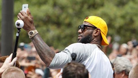 LeBron James considera que Clinton difunde un mensaje de unión y paz.