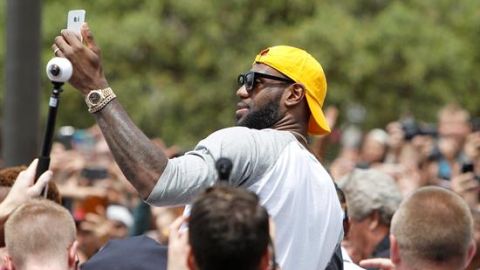 LeBron James considera que Clinton difunde un mensaje de unión y paz.