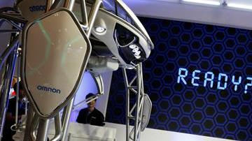 FORPHEUS es el nombre de este instructor inteligente y se exhibe en una feria de tecnología en Japón.