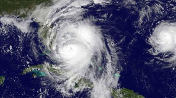 El Huracán Matthew es una enorme amenaza para la costa de Florida, donde se han decretado evacuaciones y toque de queda para proteger a la población.