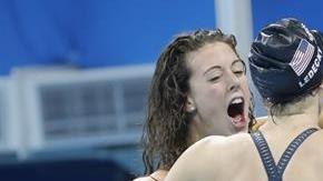 El equipo de EE.UU., Katie Ledecky, Allison Schmitt, Leah Smith y Maya DiRado, celebra su medalla de oro el 10 de agosto de 2016, tras la prueba final femenina de 4x 200 libres en los Juegos Olímpicos Río 2016, en el Estadio Olímpico Acuático del Parque Olímpico en Río de Janeiro.