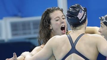 El equipo de EE.UU., Katie Ledecky, Allison Schmitt, Leah Smith y Maya DiRado, celebra su medalla de oro el 10 de agosto de 2016, tras la prueba final femenina de 4x 200 libres en los Juegos Olímpicos Río 2016, en el Estadio Olímpico Acuático del Parque Olímpico en Río de Janeiro.