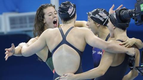 El equipo de EE.UU., Katie Ledecky, Allison Schmitt, Leah Smith y Maya DiRado, celebra su medalla de oro el 10 de agosto de 2016, tras la prueba final femenina de 4x 200 libres en los Juegos Olímpicos Río 2016, en el Estadio Olímpico Acuático del Parque Olímpico en Río de Janeiro.
