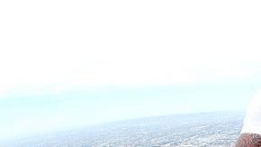 Jesús Cuéllar y Abner Mares posan en el piso 70 de la US Bank Tower de Los Ángeles al anunciar su pelea de diciembre.