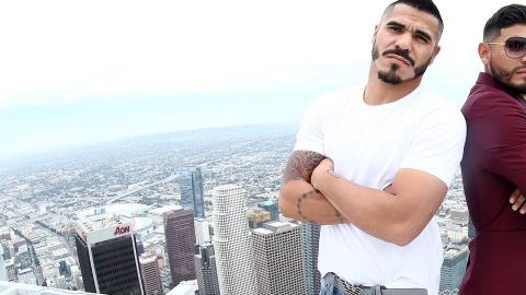 Jesús Cuéllar y Abner Mares posan en el piso 70 de la US Bank Tower de Los Ángeles al anunciar su pelea de diciembre.