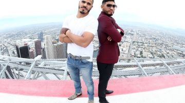 Jesús Cuéllar y Abner Mares posan en el piso 70 de la US Bank Tower de Los Ángeles al anunciar su pelea de diciembre.