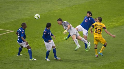 Una de las grandes virtudes del Club América es que nunca se rinde, siempre cree que puede ganar, y eso es lo que lo ha hecho un equipo grande por tanto tiempo. En la imagen, el remate del portero Moisés Muñoz en camino al más emocionante campeonato del equipo.