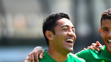 Los tres alegres compadres sonríen tras su convocatoria al Tri: Fabián, dos Santos y Pulido.