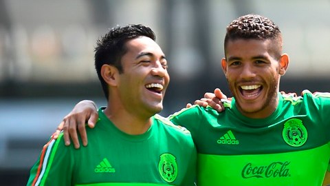 Los tres alegres compadres sonríen tras su convocatoria al Tri: Fabián, dos Santos y Pulido.