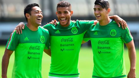 Los tres alegres compadres sonríen tras su convocatoria al Tri: Fabián, dos Santos y Pulido.
