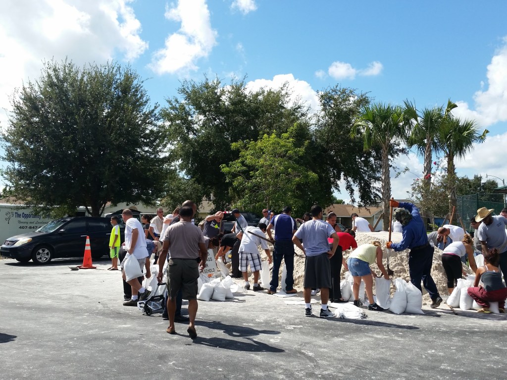 Distribución de bolsas de arena, en el centro comunitario Robert Guevara, en Kissimmee. La comunidad de Florida Central se prepara ante el avance del huracán Matthew.