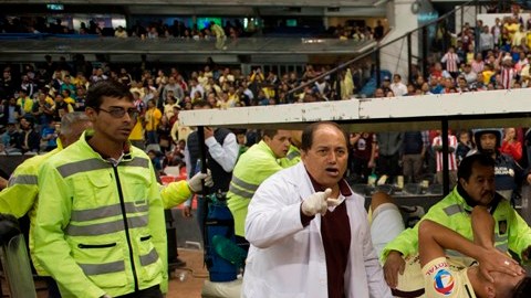 Bruno Valdéz salió del estadio Azteca con un rictus de dolor rumbo a un hospital cercano.