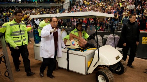 Bruno Valdéz salió del estadio Azteca con un rictus de dolor rumbo a un hospital cercano.