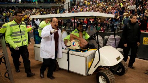 Bruno Valdéz salió del estadio Azteca con un rictus de dolor rumbo a un hospital cercano.