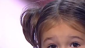 Bella tiene 4 años y habla 7 idiomas.