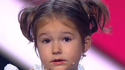 Bella tiene 4 años y habla 7 idiomas.