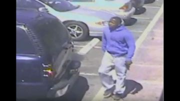 Las imágenes de la cámara de vigilancia de un comercio registraron al joven huyendo de la policía y con una pistola en su poder.