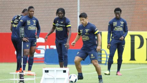 Jugadores ecuatorianos entrenaban la mañana del martes con cierta normalidad, pero tuvieron que retirarse ante la persistente lluvia.