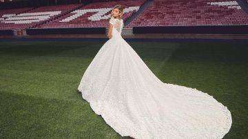 Uno de los 24 vestidos de novia diseñados por la estilista portuguesa Micaela Oliveira que se presentarán este jueves en el Estadio de la Luz de Lisboa.