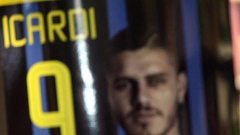 Mauro Icardi presentó su autobiografía en Milán unas horas después de que Maradona le dijera 'traidor' desde Roma.