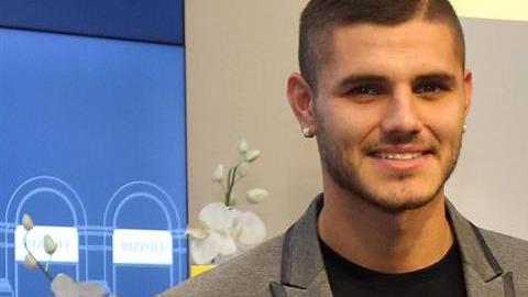 El delantero argentino del Inter de Milán, Mauro Icardi, durante la presentación de su libro "Sempre avanti" (Siempre delante).