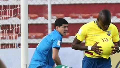 Enner Valencia hizo dos goles en la altura de La Paz.