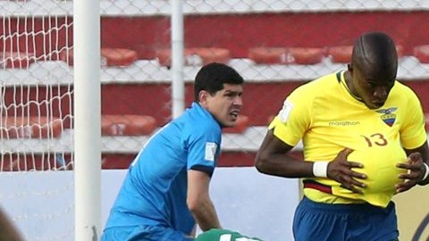 Enner Valencia hizo dos goles en la altura de La Paz.