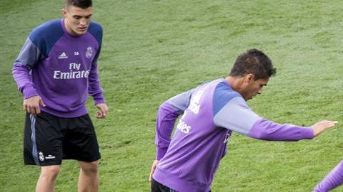 Cristiano Ronaldo se barre durante el entrenamiento del Real Madrid.