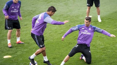 Cristiano Ronaldo se barre durante el entrenamiento del Real Madrid.