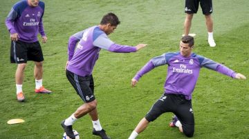 Cristiano Ronaldo se barre durante el entrenamiento del Real Madrid.