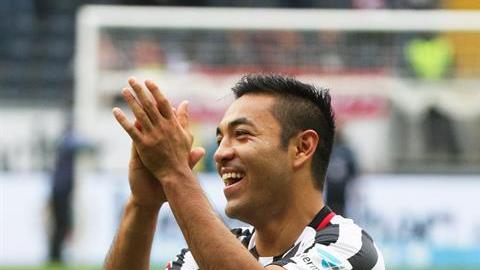 Marco Fabian celebra gol del Eintracht Frankfurt