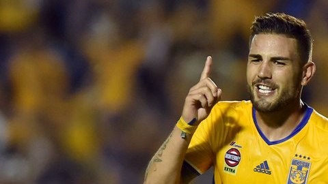 Andy Delort festeja su gol, el tercero de tigres contra el Herediano, y el primero en su cuenta en México.