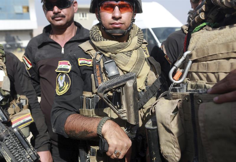 Varios mimebros de las fuerzas especiales iraquíes durante una rueda de prensa, a 1,5 kilómetros de la ciudad Bartila ubicada a 27 kilómetros de Mosul, Irak.