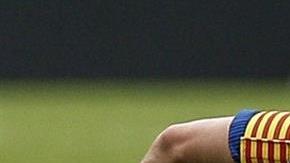 El centrocampista del FC Barcelona, Andrés Iniesta se duele de la entrada del jugador del Valencia Enzo Pérez.