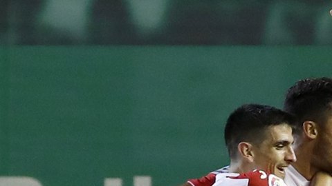 Diego Reyes festejó con todo su gol solitario ante el Betis.