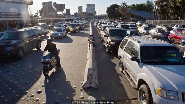 Los automóviles se concentran en largas filas antes de atravesar la frontera entre México y Estados Unidos. /CBP