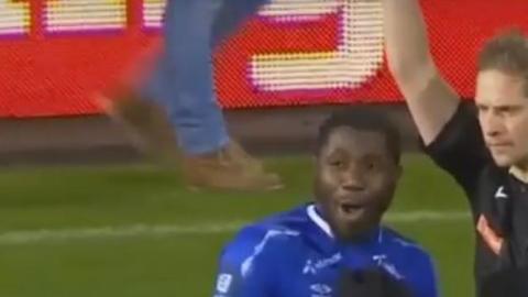 Denny Antwi se fue expulsado tras haber sido golpeado por un hincha rival.