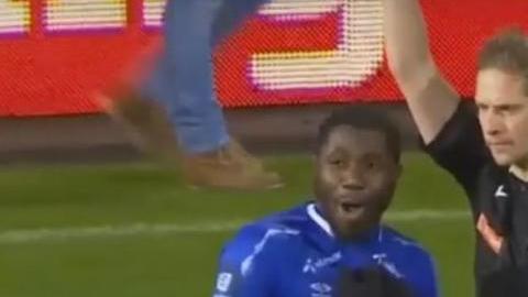 Denny Antwi se fue expulsado tras haber sido golpeado por un hincha rival.