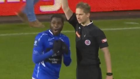 Denny Antwi se fue expulsado tras haber sido golpeado por un hincha rival.