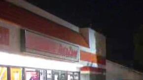 Las autoridades arrestaron al conductor por supuestamente conducir bajo los efectos del alcohol.