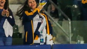 Emmanuel Boateng celebra con Giovani dos Santos uno de sus goles ante Real Salt Lake.