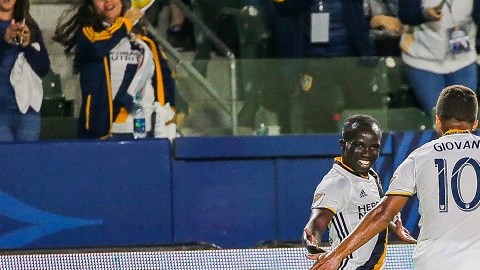 Emmanuel Boateng celebra con Giovani dos Santos uno de sus goles ante Real Salt Lake.