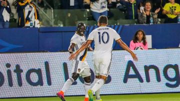 Emmanuel Boateng celebra con Giovani dos Santos uno de sus goles ante Real Salt Lake.