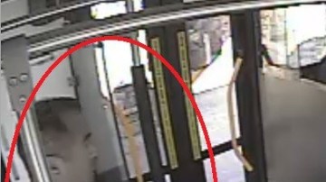 El hombre fue captado por la cámara de seguridad del bus que abordó en Simi Valley.