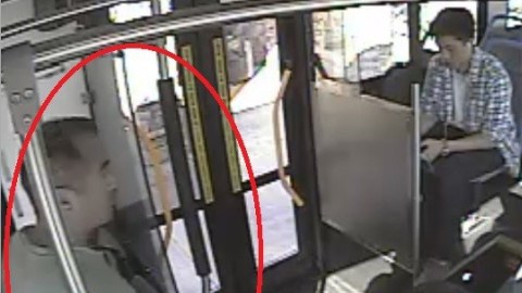 El hombre fue captado por la cámara de seguridad del bus que abordó en Simi Valley.