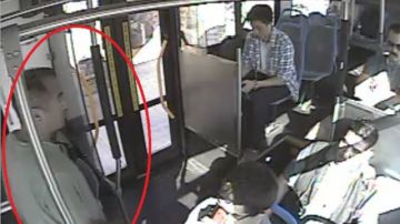 El hombre fue captado por la cámara de seguridad del bus que abordó en Simi Valley.