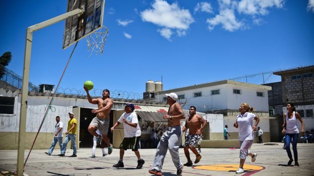 En la mayoría de las prisiones locales de México los internos conviven entre sí sin importar la gravedad de los delitos que cometieron