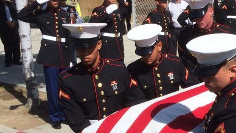 Miembros de los marines de EEUU asistieron en trasladar el ataúd de Carlos Segovia.